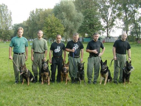 r.2002 "Daco" pred ME vo vyhľadávaní výbušnín